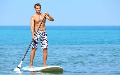 Découvrez le stand up paddle à Port Grimaud. Paddle rigide, paddle géant et balades dans le Golfe de Saint-Tropez.