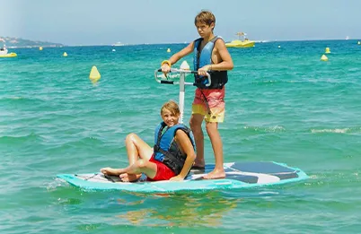 La trottinette des mers à Port Grimaud. Une activité nautique fun, écologique et accessible à toute la famille dans le Golfe de Saint-Tropez.