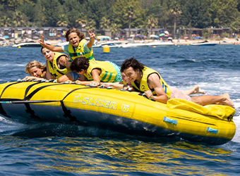 Bouée tractée à Port Grimaud avec Riviera Sailing & Watersports : activité nautique fun et sensations fortes dans le Golfe de Saint-Tropez