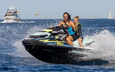 Louez un jet ski à Port Grimaud avec Riviera Sailing & Watersports. Navigation libre dans le Golfe de Saint-Tropez.