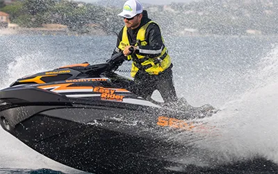 Louez un jet ski à Port Grimaud avec Riviera Sailing & Watersports. Navigation libre dans le Golfe de Saint-Tropez.