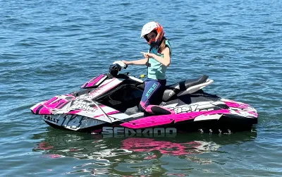 Louez un jet ski à Port Grimaud avec Riviera Sailing & Watersports. Navigation libre dans le Golfe de Saint-Tropez.