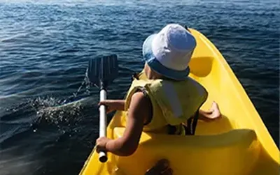 Louez votre kayak à Port Grimaud. Profitez d’une activité nautique familiale et découvrez le Golfe de Saint-Tropez en toute liberté.