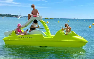 Louez un pédalo avec toboggan à Port Grimaud. Une activité nautique idéale en famille dans le Golfe de Saint-Tropez.