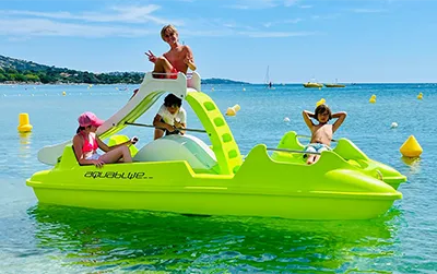 Louez un pédalo avec toboggan à Port Grimaud. Une activité nautique idéale en famille dans le Golfe de Saint-Tropez.