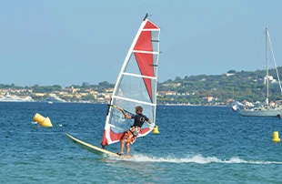 Louez votre planche à voile à Port Grimaud. Profitez du vent du Golfe de Saint-Tropez avec du matériel adapté à tous les niveaux.