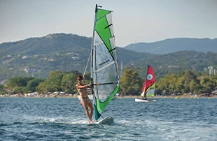 Louez votre planche à voile à Port Grimaud. Profitez du vent du Golfe de Saint-Tropez avec du matériel adapté à tous les niveaux.