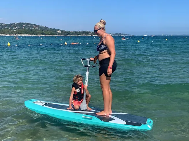 La trottinette des mers à Port Grimaud. Une activité nautique fun, écologique et accessible à toute la famille dans le Golfe de Saint-Tropez.