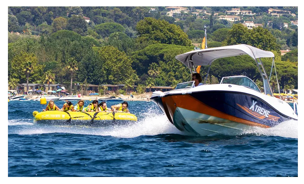 Bouée tractée à Port Grimaud avec Riviera Sailing & Watersports : activité nautique fun et sensations fortes dans le Golfe de Saint-Tropez