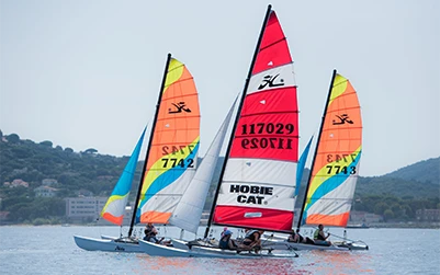Louez un catamaran à Port Grimaud, profitez d’une navigation dans le Golfe de Saint-Tropez avec matériel de qualité et accès direct à la plage.