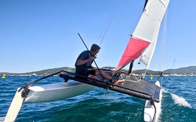 Louez un catamaran à Port Grimaud, profitez d’une navigation dans le Golfe de Saint-Tropez avec matériel de qualité et accès direct à la plage.