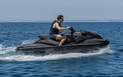 Louez un jet ski à Port Grimaud avec Riviera Sailing & Watersports. Navigation libre dans le Golfe de Saint-Tropez.
