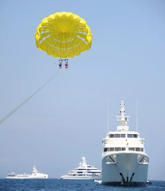 Le parachute ascensionnel avec Riviera Sailing & Watersports. Une expérience unique entre ciel et mer au-dessus du Golfe de Saint-Tropez