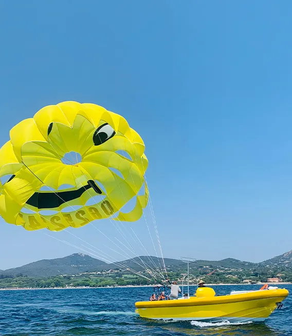 Le parachute ascensionnel avec Riviera Sailing & Watersports. Une expérience unique entre ciel et mer au-dessus du Golfe de Saint-Tropez