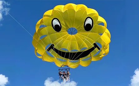 Le parachute ascensionnel avec Riviera Sailing & Watersports. Une expérience unique entre ciel et mer au-dessus du Golfe de Saint-Tropez