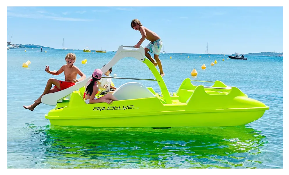 Louez un pédalo avec toboggan à Port Grimaud. Une activité nautique idéale en famille dans le Golfe de Saint-Tropez.